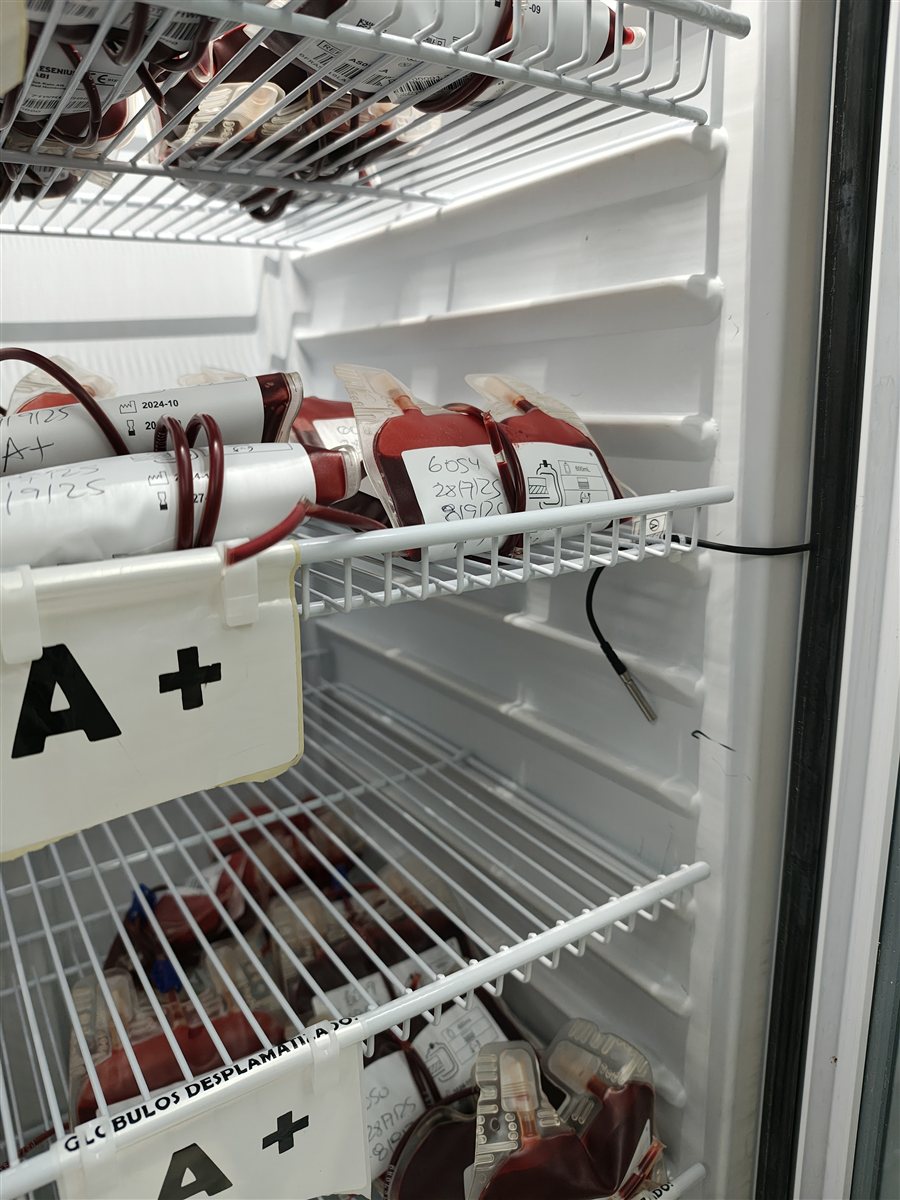 Sensor NTC dentro de freezer de banco de sangre, junto a bolsas de sangre rotuladas