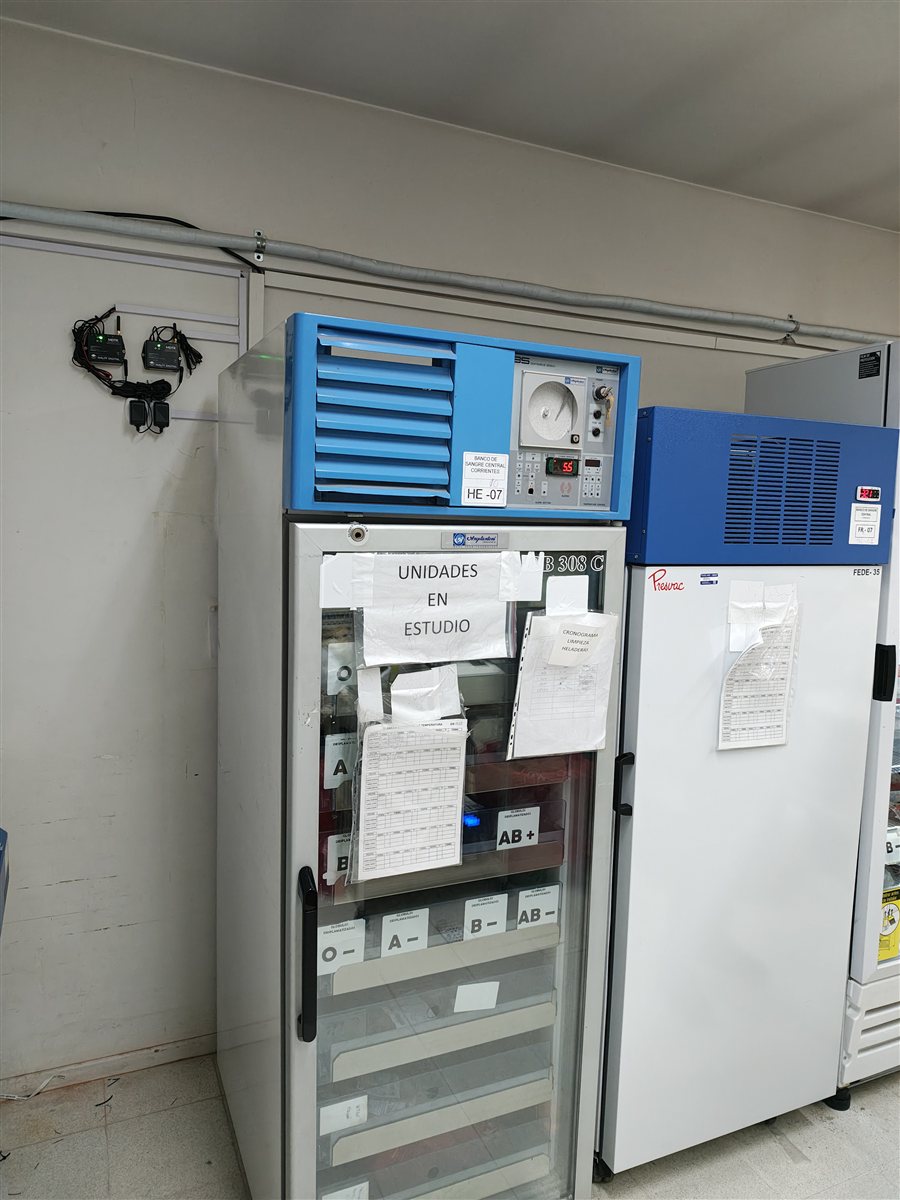 Equipo MALFF montado en pared junto a freezers de banco de sangre, uno rotulado "Banco de Sangre Central Corrientes"