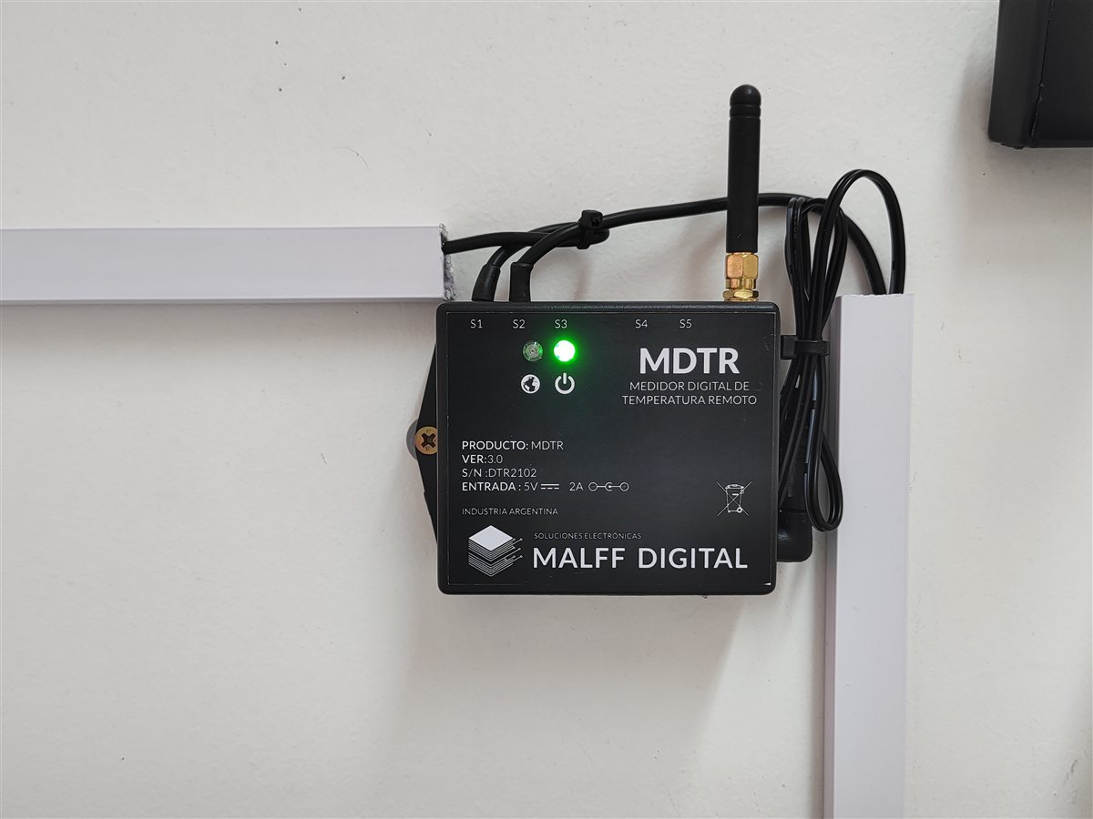 Detalle del equipo MDTR en pared, con entradas de sensor S1 a S5 y LED verde de estado