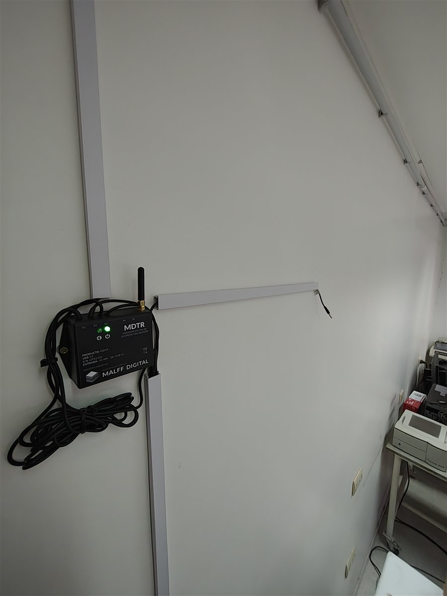 Equipo MDTR con cable de sensor tendido por el zócalo, midiendo temperatura ambiente en sala de un banco de sangre