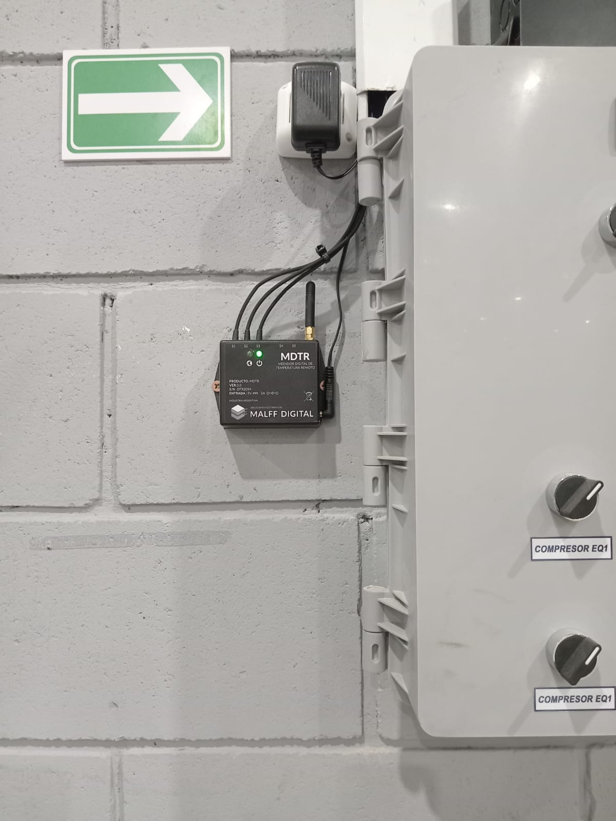 MDTR instalado junto a tablero eléctrico en sala de compresores de droguería
