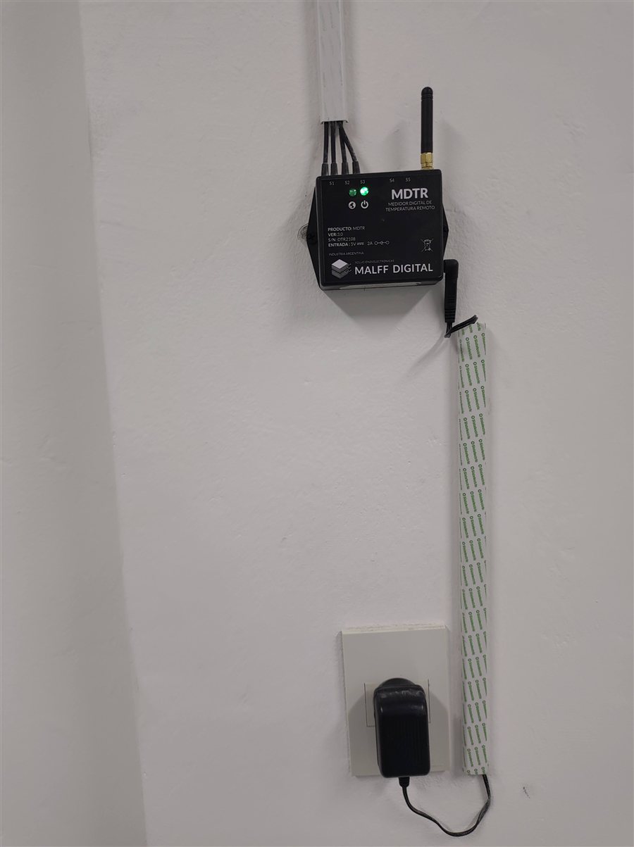 MDTR en pared con canaleta horizontal en instalación limpia de droguería