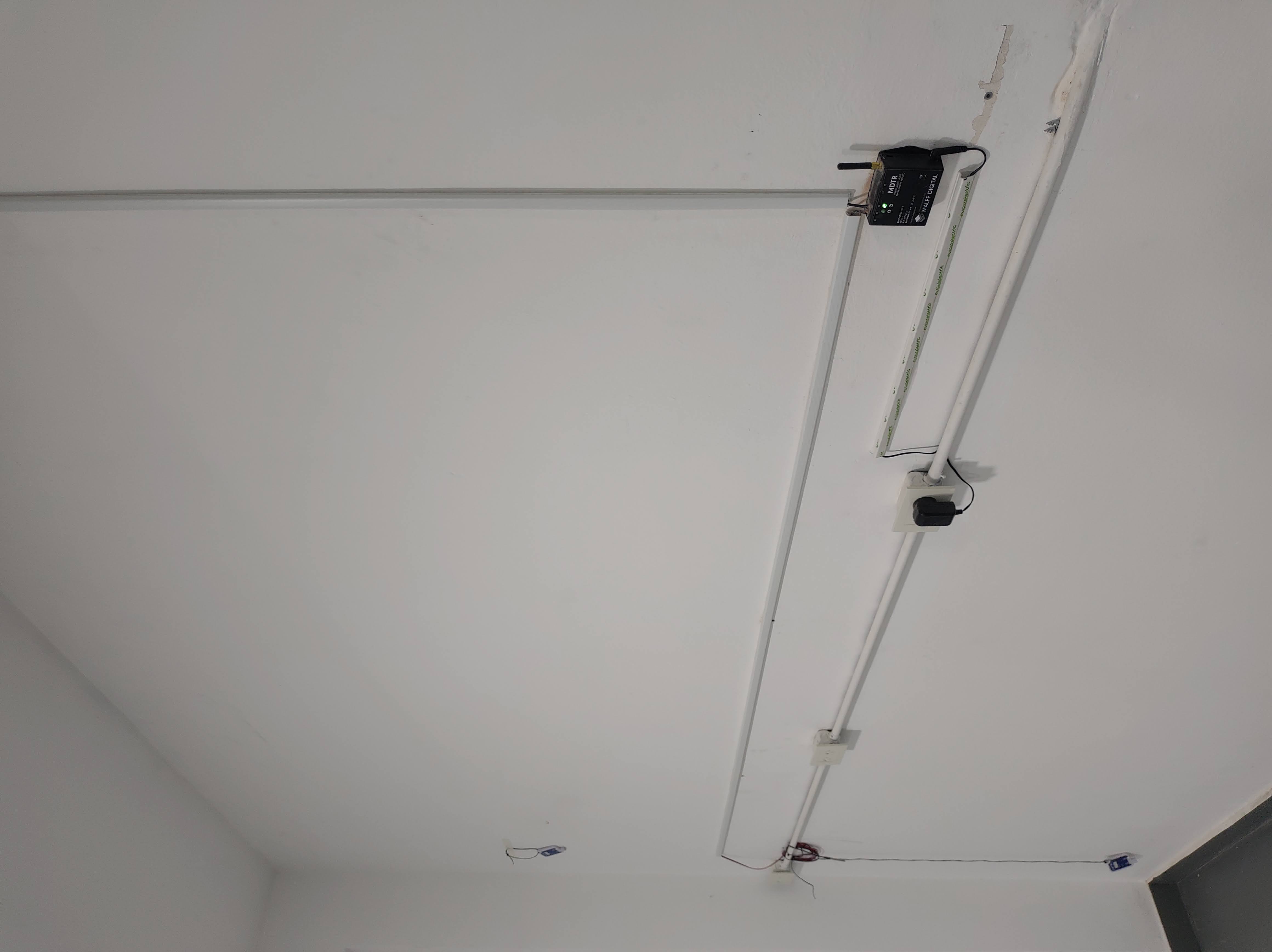 MDTR en pared de cámara de frío con canaleta bajando ordenada