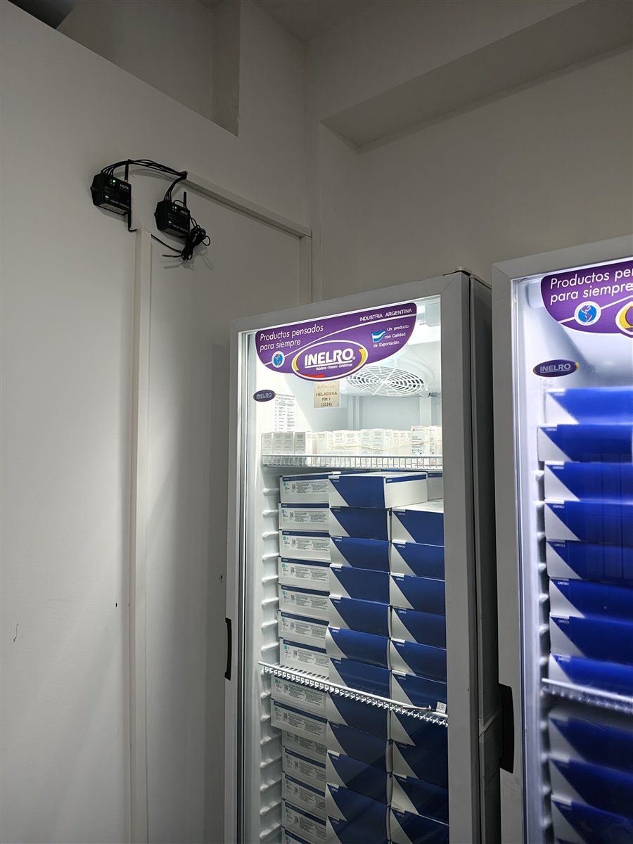 Equipo MDTR junto a heladera farmacéutica INELRO en droguería