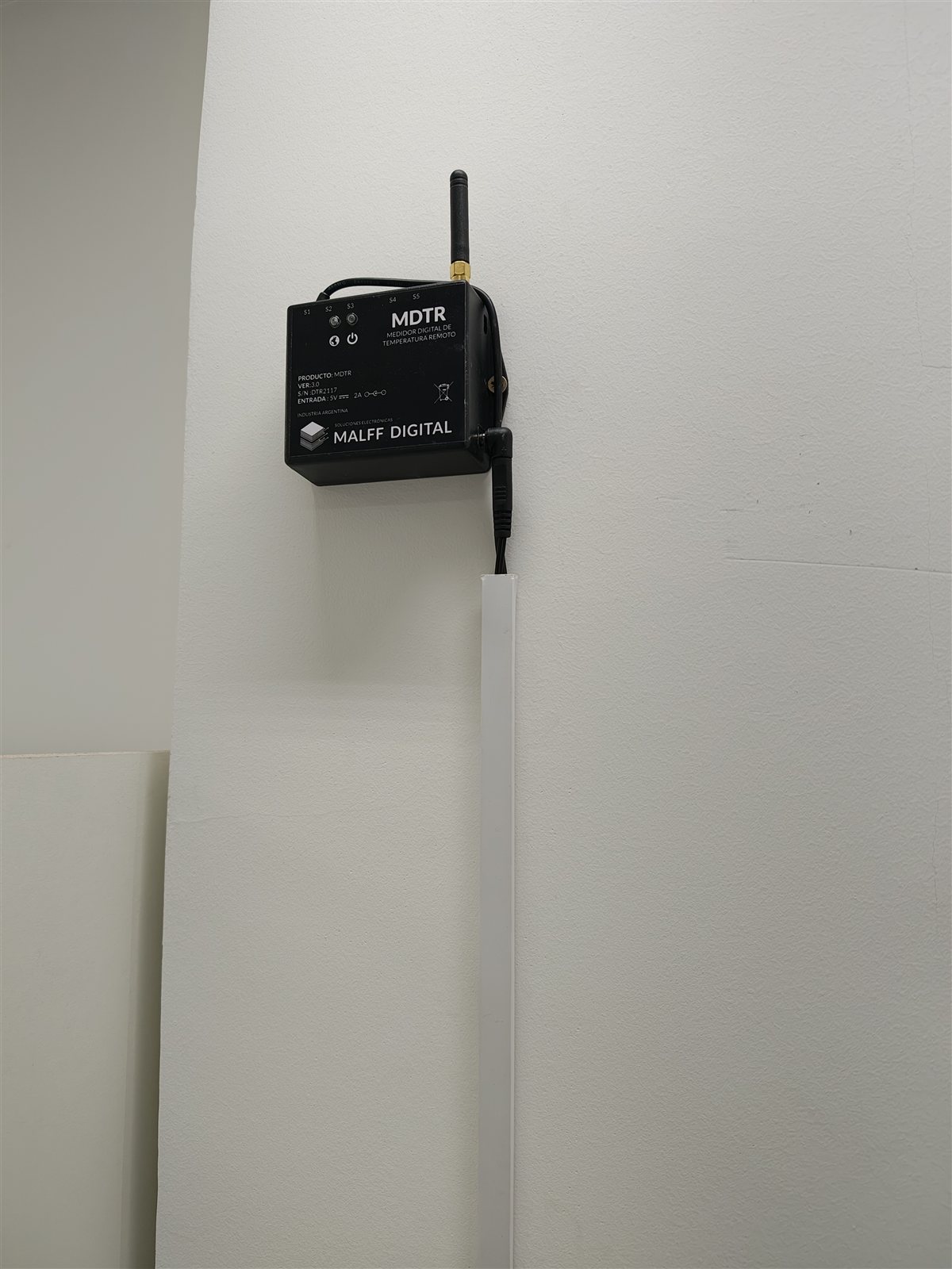 Equipo MDTR montado en techo con antena, instalación prolija en farmacia