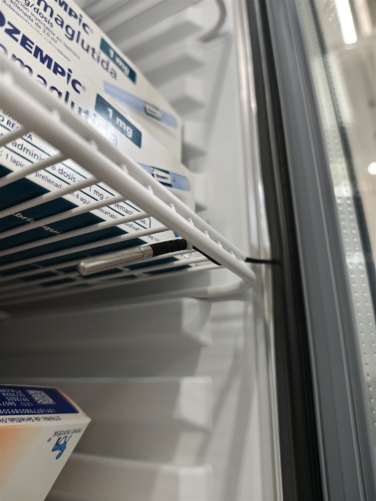 Sensor NTC junto a medicación dentro de heladera de farmacia
