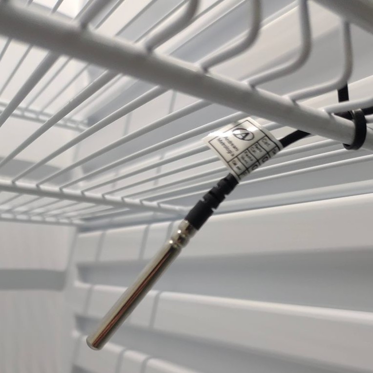 Primer plano del sensor de temperatura tipo NTC, de acero inoxidable, con certificado de calibración INTI-SAC
