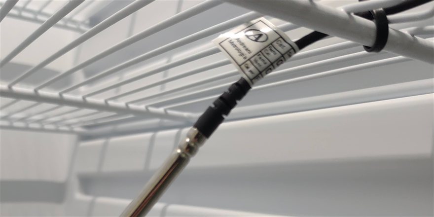 Sensor NTC de acero inoxidable, con etiqueta de calibración, dentro de una heladera