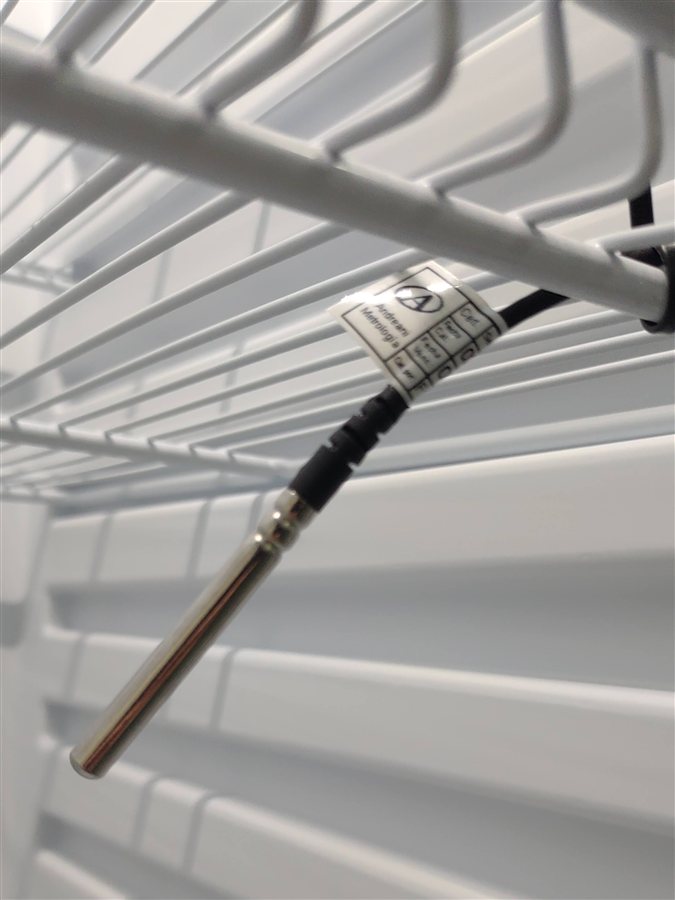 Sensor NTC de acero inoxidable, con etiqueta de calibración, instalado dentro de una heladera